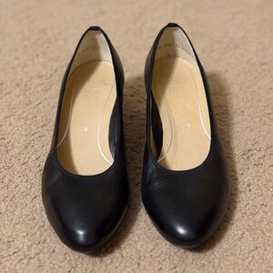 Black Ara Milan pumps